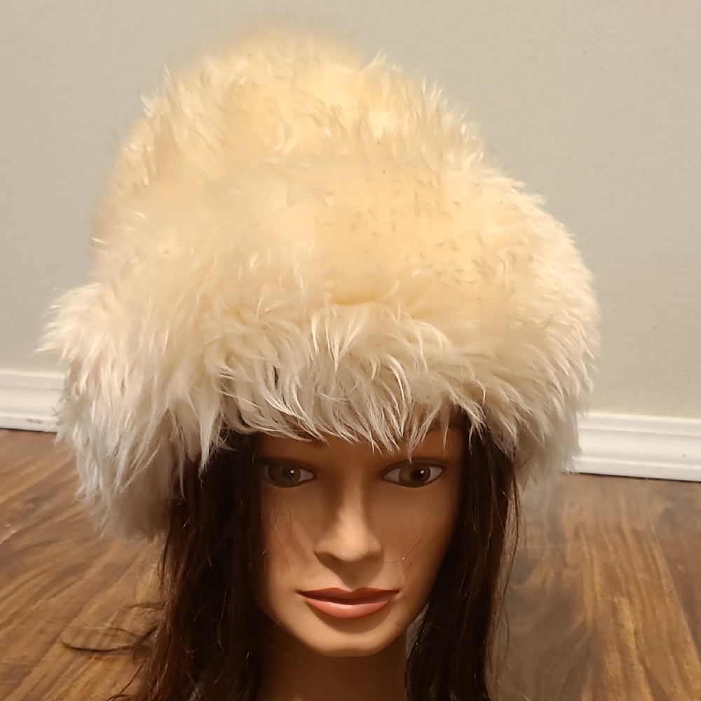 Elegant Creamish/white Natural Lamb Fur Hat
